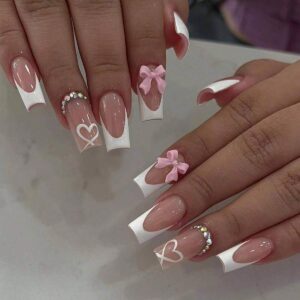 24 pièces/ensemble Ongles pressés longs blancs Acrylic French Tips avec nœud papillon rose et motifs en forme de cœur avec strass, faux ongles avec 1 pc de colle Jelly et 1 pc de lime à ongles, convient pour femmes et filles, fournitures de manucure pour usage quotidien et lors de soirées